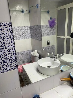 Familienapartment, Balkon, Gartenblick | Badezimmer