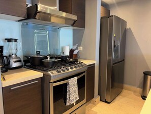 Fridge, microwave, oven, stovetop - 63B YOO  Hermoso apto vista al Mar 1BR (Panamá)