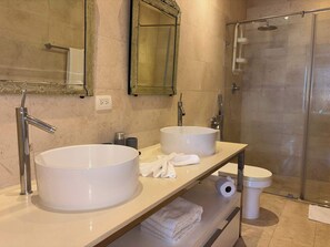 Shower, hair dryer, towels, shampoo - 63B YOO  Hermoso apto vista al Mar 1BR (Panamá)