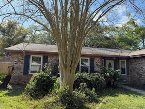 Exterior - Coastal calm &I-10 convenience: 3BR/2BA beach themed house (Pensacola)