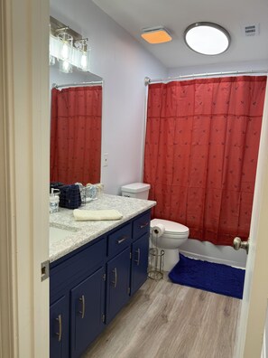 Towels, soap, toilet paper - Coastal calm &I-10 convenience: 3BR/2BA beach themed house (Pensacola)