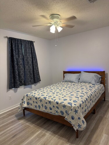 Coastal calm &I-10 convenience: 3BR/2BA beach themed house