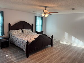 3 bedrooms, WiFi, bed sheets - Coastal calm &I-10 convenience: 3BR/2BA beach themed house (Pensacola)