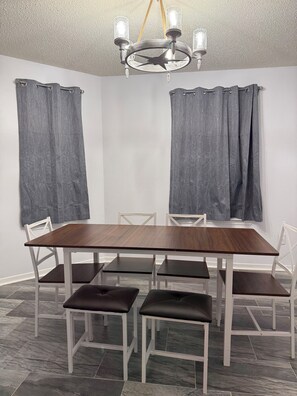 Dining - Coastal calm &I-10 convenience: 3BR/2BA beach themed house (Pensacola)