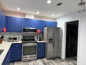Four à micro-ondes, un four, surface de cuisson, lave-vaisselle