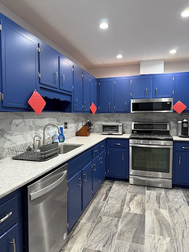 Coastal calm &I-10 convenience: 3BR/2BA beach themed house