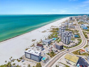 Beach nearby - Beachfront Escape with Pool, Tiki Huts & Stunning Gulf Views - Casa Bleu - Roelens (Fort Myers Beach)