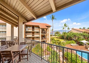 Outdoor dining - 2-bedroom condo in fabulous Kihei with cool AC and gym access (Kihei)