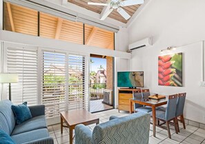 Living area - Cozy 2-bedroom condo with AC in enchanting Kihei (Kihei)