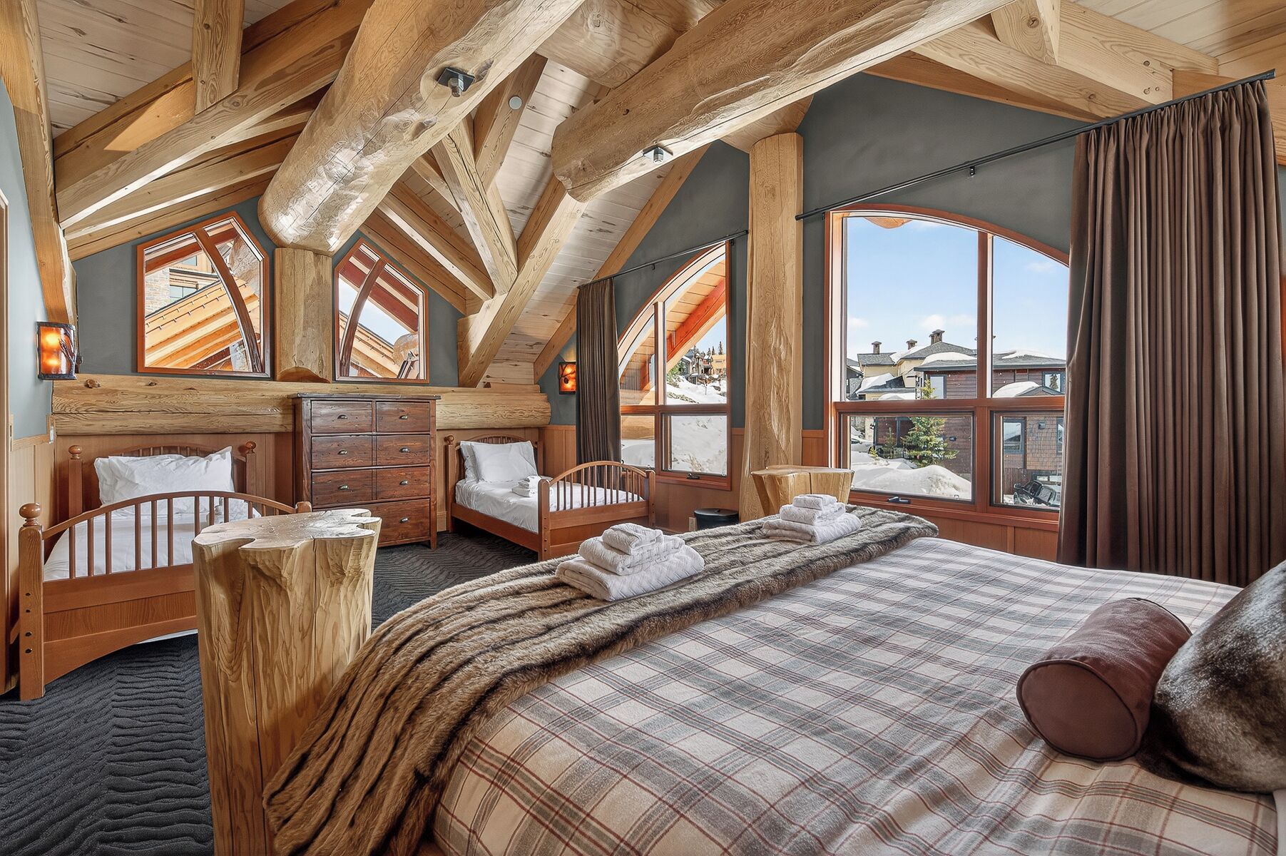 Luxury Chalet, 4 Bedrooms, Mountain View, Slope side