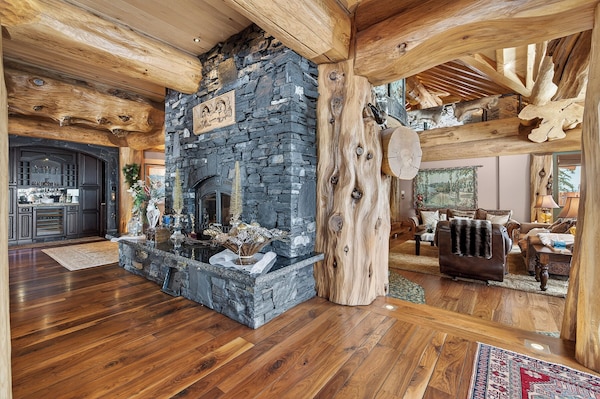 White Spirit Lodge Artisan Log - Big White Ski Resort, BC
