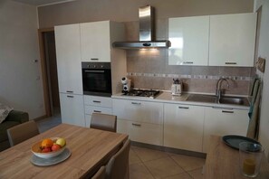 Refrigerador, horno, parrilla de estufa y lavavajillas 