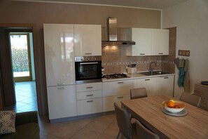 Fridge, oven, stovetop, dishwasher - Holiday apartment with pool (Lazise)