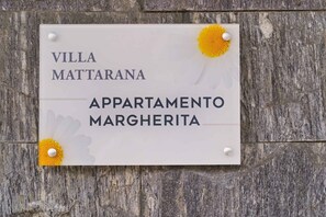 Une enseigne sur laquelle on peut lire « VILLA MATTARANA » et « APPARTAMENTO MARGHERITA ».
