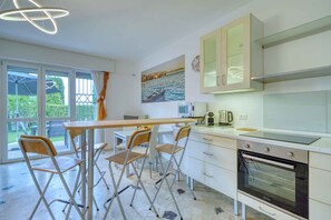 Una cocina moderna con comedor, ventanas amplias y vista a zonas verdes.