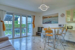 TV - Holiday apartment by the water with shared boat dock (Mattarana)