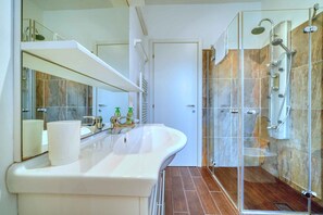 Bathroom - Holiday apartment by the water with shared boat dock (Mattarana)