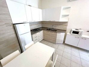 Fridge, microwave, stovetop - Holiday apartment with air conditioning and terrace (Bibione)