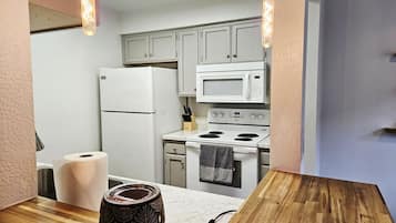 Coffee/tea maker, fridge, microwave, oven