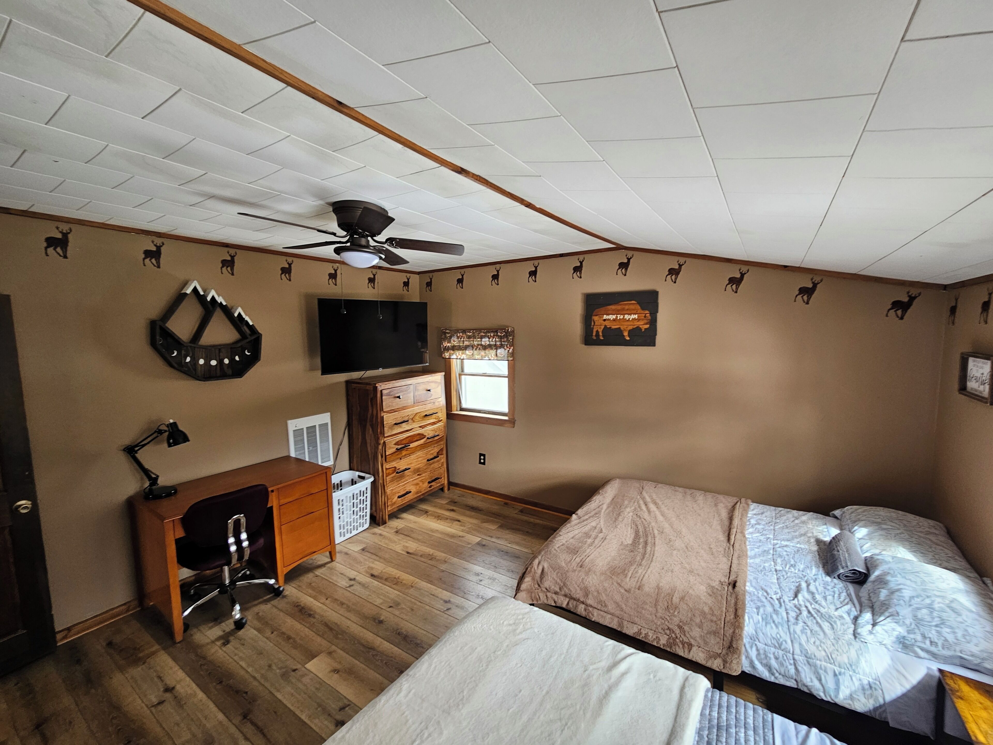 5 bedrooms, iron/ironing board, Internet, bed sheets