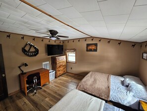 5 bedrooms, iron/ironing board, internet, bed sheets