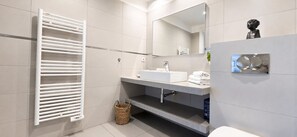 Een douche, een haardroger, handdoeken