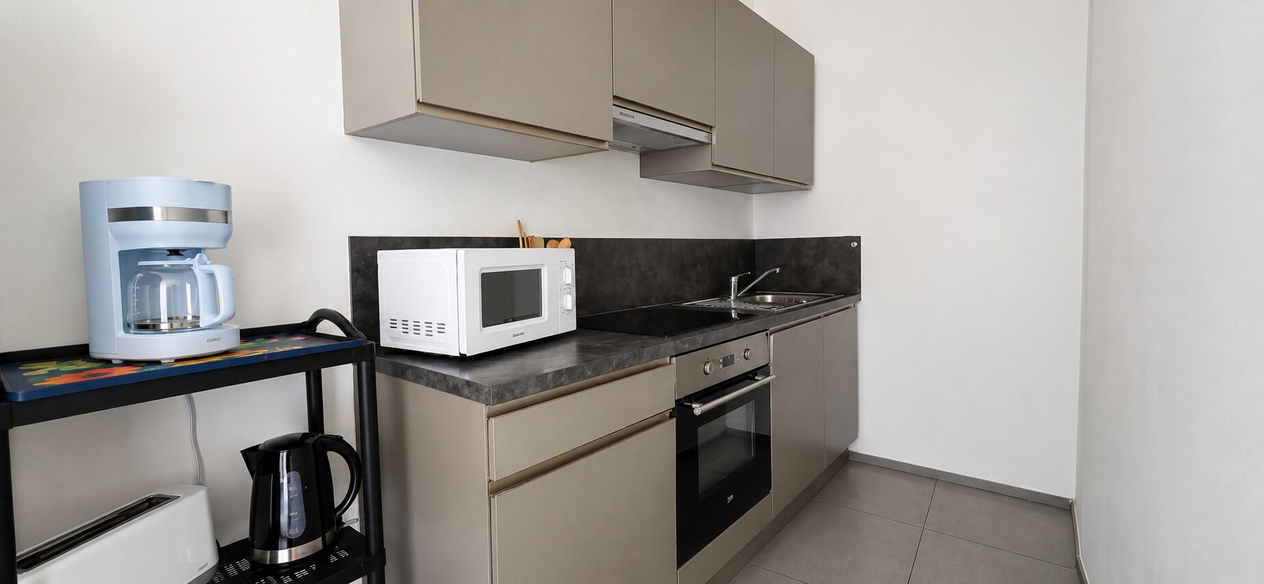 Een koelkast, een microgolfoven, een oven, een kookplaat