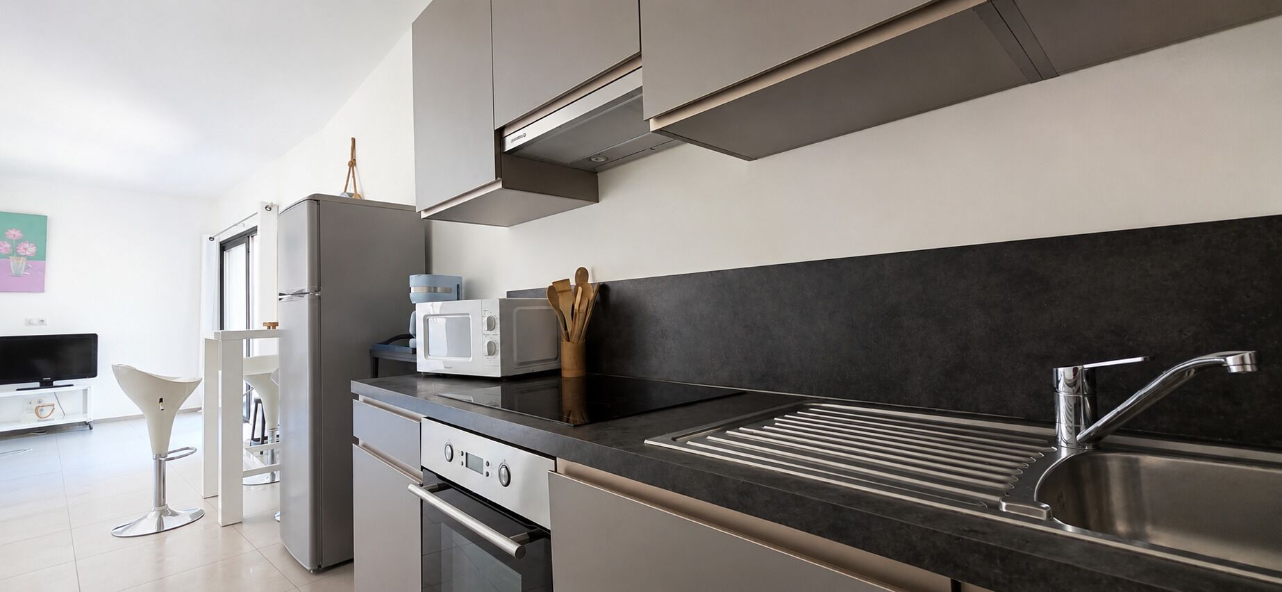 Réfrigérateur, micro-ondes, four, plaque de cuisson