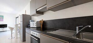 Een koelkast, een microgolfoven, een oven, een kookplaat