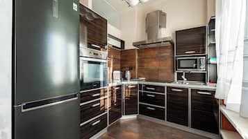 Frigorífico, microondas, horno y placa de cocina