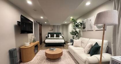 Studio Near Wrigley • Sleeps 4 • Games + Fireplace
