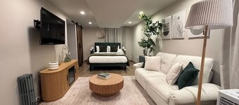 Studio Near Wrigley • Sleeps 4 • Games + Fireplace