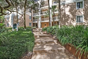 Exterior - Beautiful Top-Floor Beach Wood Condo - Walk to Beach! (Amelia Island)