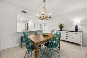 Dining - Beautiful Top-Floor Beach Wood Condo - Walk to Beach! (Amelia Island)