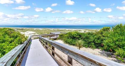 Beautiful Top-Floor Beach Wood Condo - Walk to Beach!