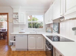 Kühlschrank, Mikrowelle, Ofen, Geschirrspüler