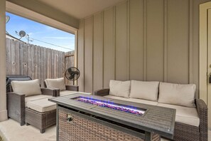 Terrace/patio - New Home in Canyon Lake l Modern Interior (Canyon Lake)