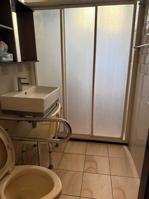 ห้องสแตนดาร์ดดับเบิล, ลานระเบียง, วิวสวน | ห้องน้ำ