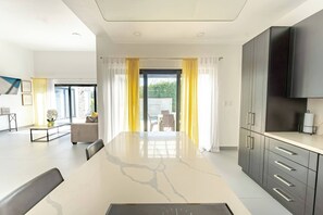 Villa, 3 Schlafzimmer, barrierefrei, eigener Pool | Innenbereich