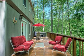 Terrace/patio - The Chicken Coop | River-Access Cabin with Hot Tub Near Burnsville (Burnsville)