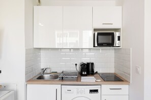 Fridge, microwave, coffee/tea maker, cookware/dishes/utensils - Upstays charming t2 renovated balcony and  pool (Cannes)