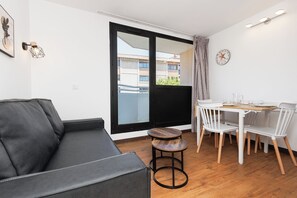 TV - Upstays charming t2 renovated balcony and  pool (Cannes)