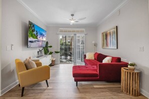 TV, stereo - Luxe Modern 3BR! Pristine and Close to Parks! (Davenport)