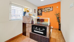 Un mostrador de recepción con un letrero que dice 'Collection Company-Serviced'.