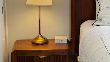 Desk, iron/ironing board, WiFi, bed sheets