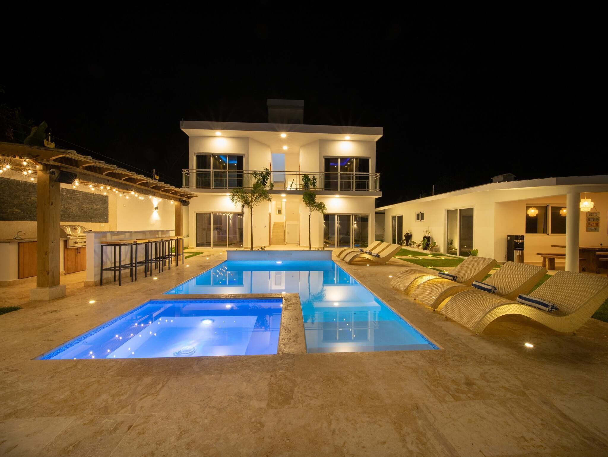 Villa, plusieurs chambres, accessible aux personnes à mobilité réduite, piscine privée | Piscine | Piscine extérieure