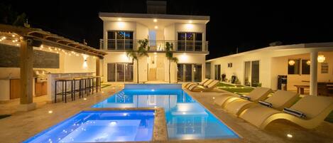 Villa, plusieurs chambres, accessible aux personnes à mobilité réduite, piscine privée | Piscine | Piscine extérieure