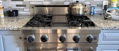 Fridge, oven, stovetop, coffee/tea maker
