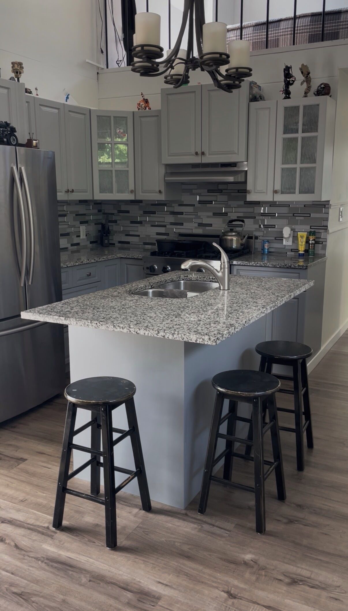 Fridge, oven, stovetop, coffee/tea maker