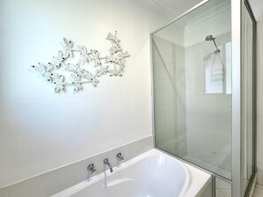 Suihku, hiustenkuivaaja